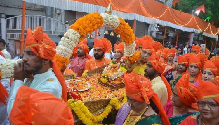 पुण्यात पारंपरिक पालखी सोहळ्याद्वारे शिवरायांना नमन 