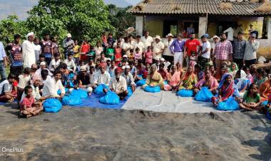 दिवाळीनिमित्त आदिवासी कुटुंबांना धान्याचे वाटप