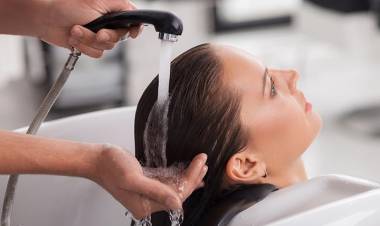 कोणत्या प्रकारच्या पाण्याने केस धुवावे ? थंड किंवा गरम ?