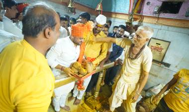 खंडोबारायाच्या चरणी नतमस्तक होऊन बैलगाडा शर्यतीचा भंडारा उधळला