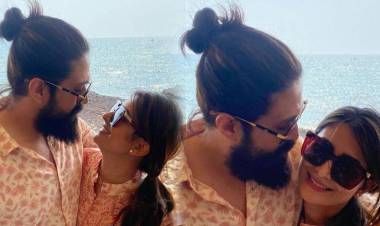 KGF 2 च्या यशानंतर समुद्रकिनारी पत्नीसोबत रोमँटिक अंदाजात दिसला यश 