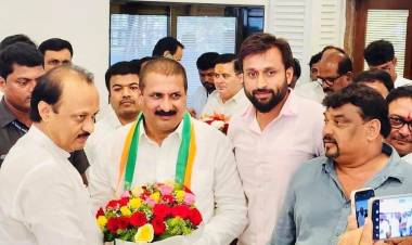 अजित पवारांकडून पुण्यात भाजपला खिंडार, कार्यकर्त्यांसह नेत्याने बांधले घड्याळ