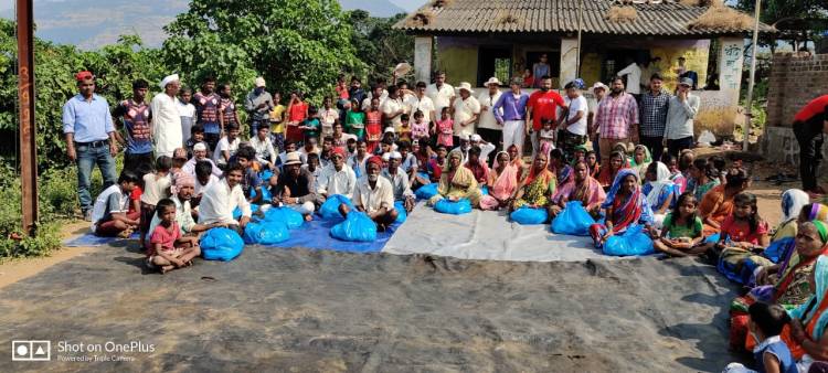 दिवाळीनिमित्त आदिवासी कुटुंबांना धान्याचे वाटप