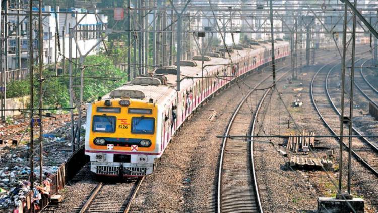 मुंबई लोकल सर्वांसाठी एक फेब्रुवारीपासून