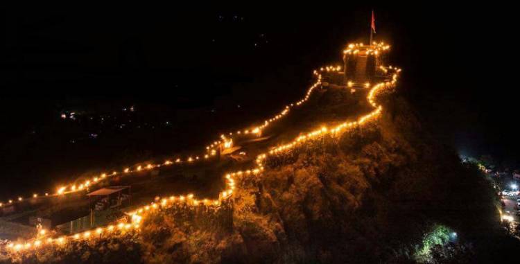 किल्ले प्रतापगड ३६१ मशालींनी उजळला