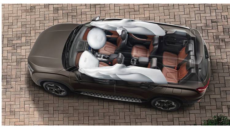 सर्वसामान्य वापरत असलेल्या लहान कारमध्येही सहा एअरबॅग्स द्या