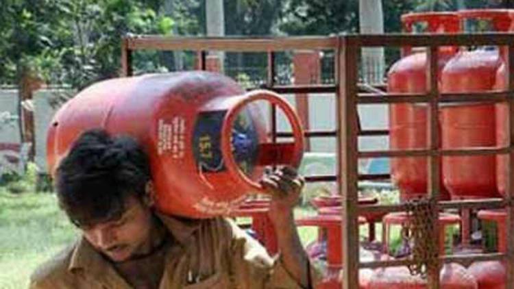 एलपीजी सिलिंडरच्या किंमतीत मोठी कपात